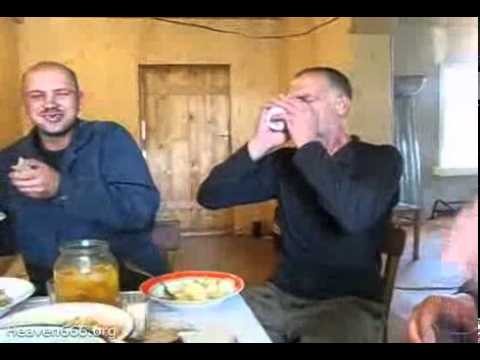 Rosyjski robotnik pije na delirce 