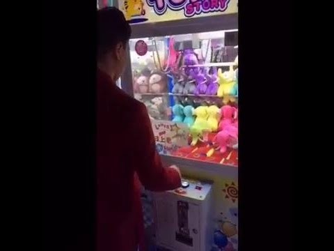 Zuchwala kradziez z automatu z zabawkami Zuchwala kradziez z automatu z zabawkami