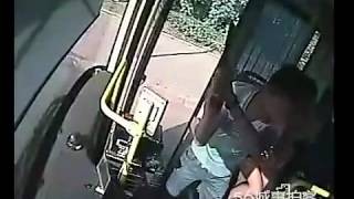Mezczyzna atakuje kierowce autobusu...