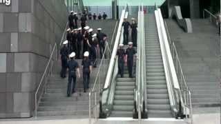 Tak siee bawi Policja na nowych schodach