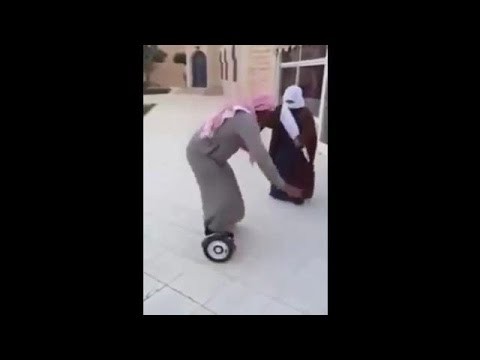 Arab na hoverboardzie