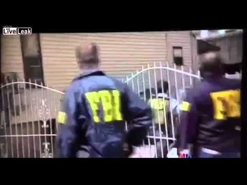 Agent FBI przechodzi przez plot