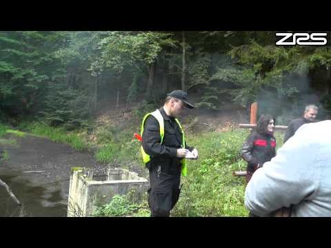 Spisani w lesie- Polska policja dziala wszedzie... 