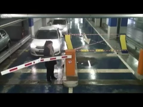 Jak kobieta wyjezdza z parkingu