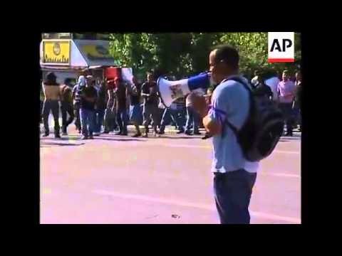 Muzulmanscy-imigranci-leja-grecka-policje