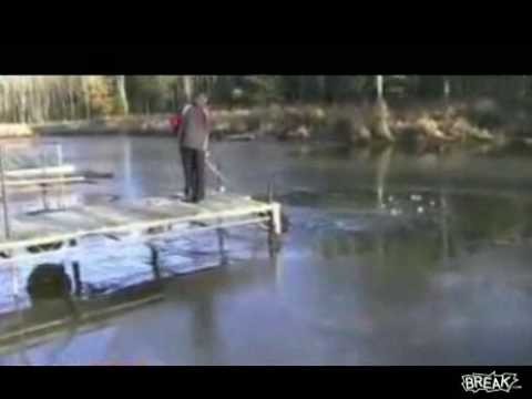 Grubas skacze na tafle lodu