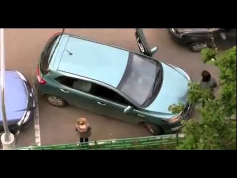Kobieta probuje wydostac sie z parkingu