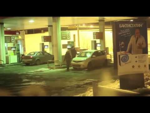 Kobieta polewa benzyna swoj samochod