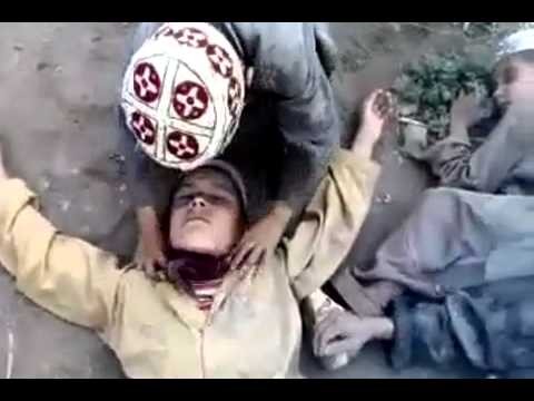 Muzulmanskie dzieci bawia sie w wylec w powietrze