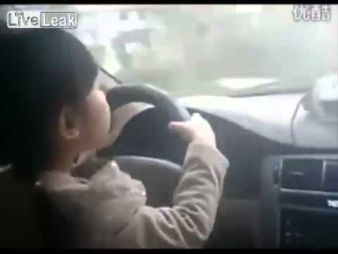 4 letnia dziewczynka prowadzi samochod