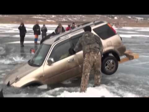 Profesjonalne wyciaganie samochodu spod lodu w Rosji