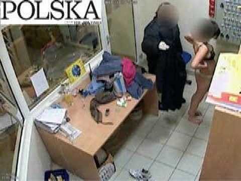 Policja rozbiera niewinna kobiete w sklepie
