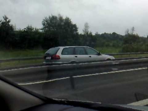 Volvo jadace 100km/h pod prad na autostradzie A4