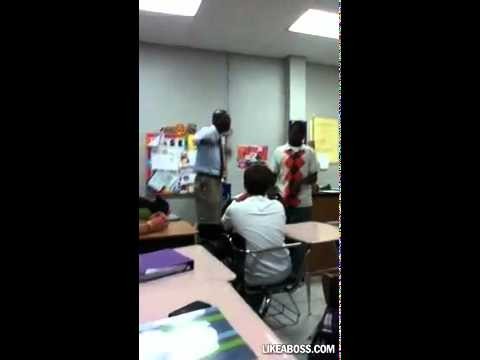 Grozny nauczyciel pokazuje kto rzadzi w klasie