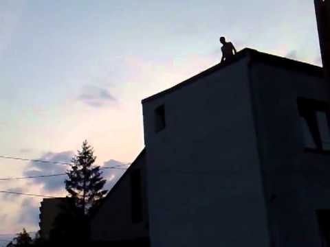 Hardkor skacze z dachu