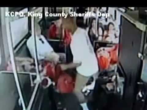 Murzyn RASISTA bije kobiete w Autobusie!