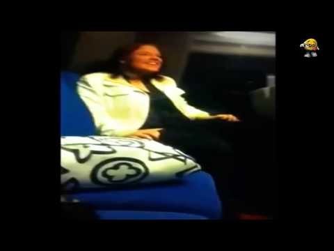 Niekulturalna kobieta zalatwia sie w autobusie.