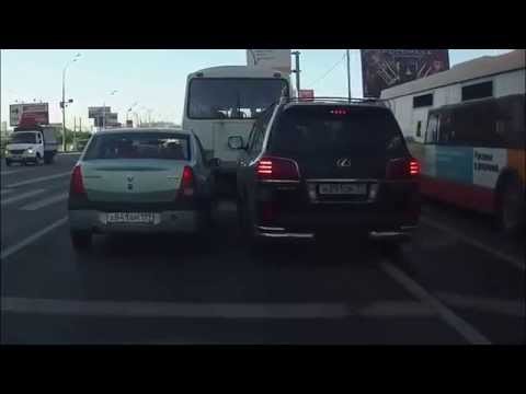 Zuchwaly kierowca na drodze w Rosji