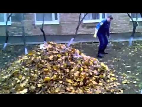Rosyjski policjant rozwodzi ognisko