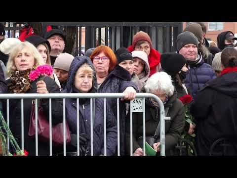 Tlumy ludzi na pogrzebie A. Nawalnego