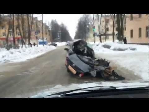  Pijany rosyjski kierowca ucieka polowa samochodu.