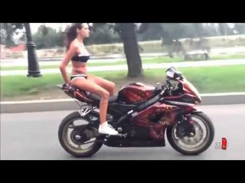 Kobieta w bikini na motorze 