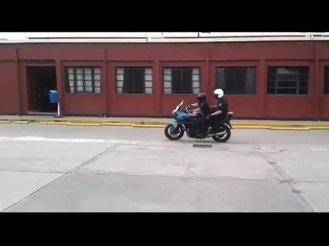 Policyjny pokaz jazdy na motocyklu