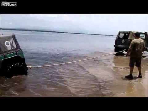 Wyciaganie samochodu z wody