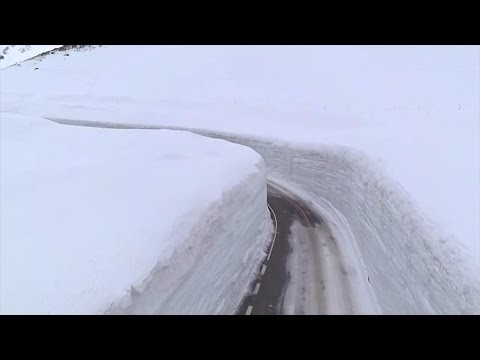 Tunel sniezny na drodze w Japonii