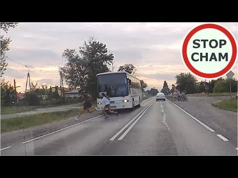 Nastolatki wbiegaja pod nadjezdzajacy autobus 