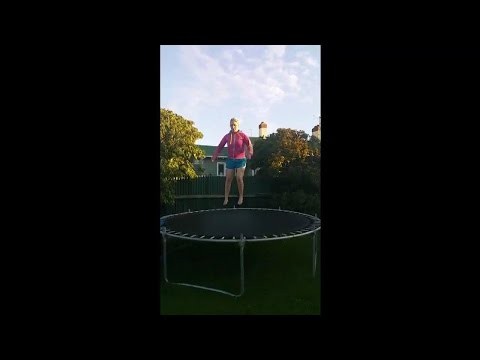 Blondynka na trampolinie