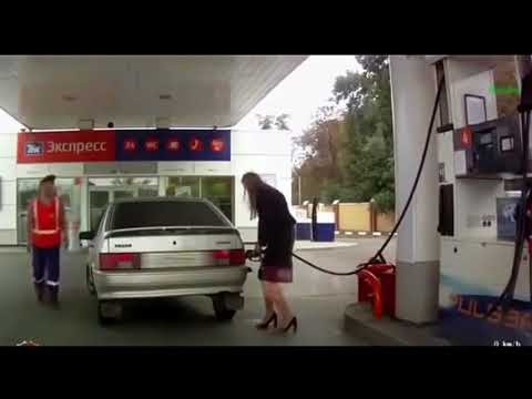 Bizneswoman na stacji benzynowej