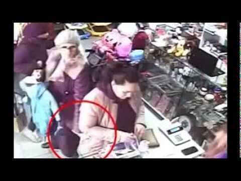 Nieuczciwe babcia kradnie w sklepie