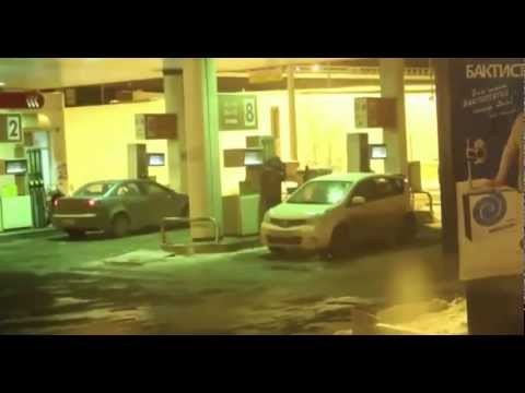 Kobieta polewa samochod benzyna