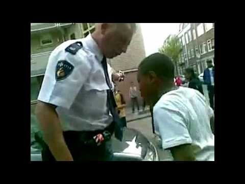 Holenderski policjant kopie dzieciaka