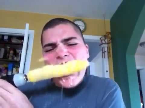 Jedzenie kukurydzy w wiertarce
