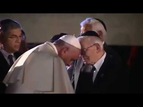 Papiez-Franciszek-caluje