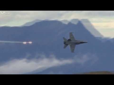 Spectacular F/A-18 Hornet Flyby + Deploying flares 