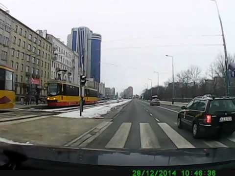 Policjant z Warszawy usiluje przejechac staruszke 