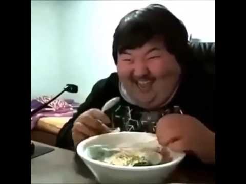 Chinczyk sie cieszy z miski ryzu.