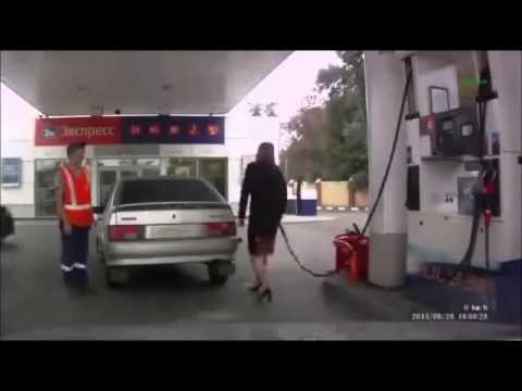 Kobieta na stacji benzynowej 