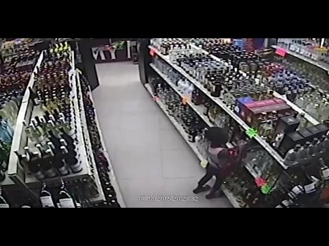 Dziewczyna sprytnie kradnie towary w supermarkecie