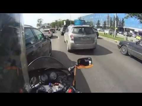 Motocyklista zbija drzwi samochodu