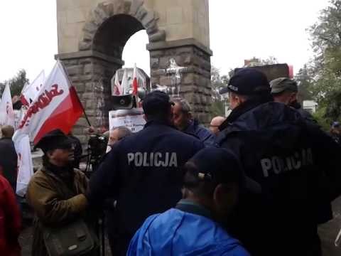 Interwencja policji podczas manifestacji pod pomnikiem armii czerwonej - Nowy Sacz 