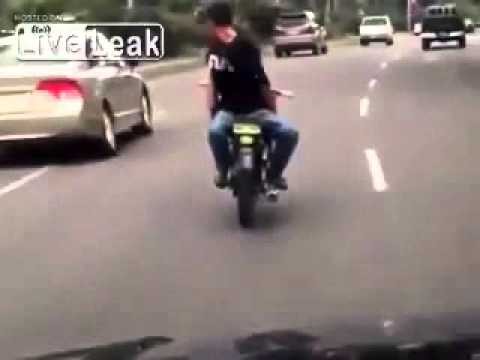 Odwrocil motocykl. Jedzie do pracy