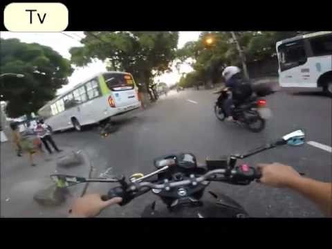 Motocyklisa zgnieciony przez autobus