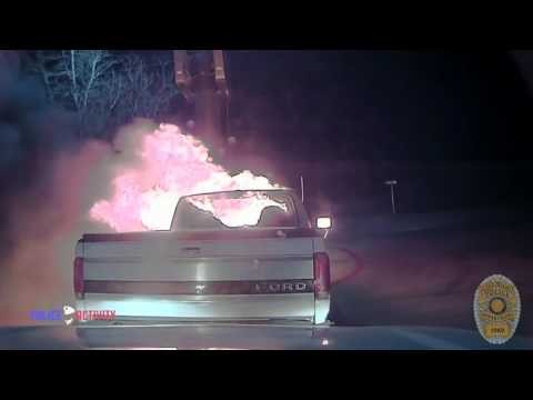 USA: Policjant pomaga usnac palacy sie samochod