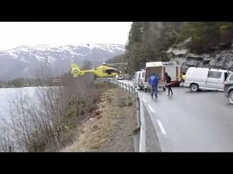 Helikopter balansuje nad bariera drogowa w Norwegii