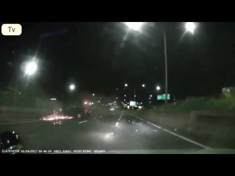 Wypadek pijany kierowca uderza w bariere na autostradzie