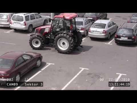 Blondynka jedzie na zakupy traktorem